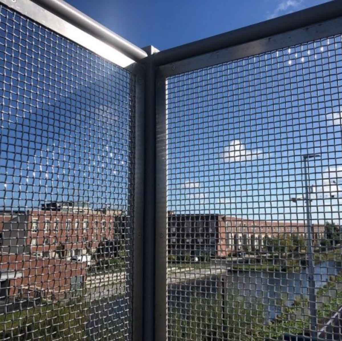 Wave type fence